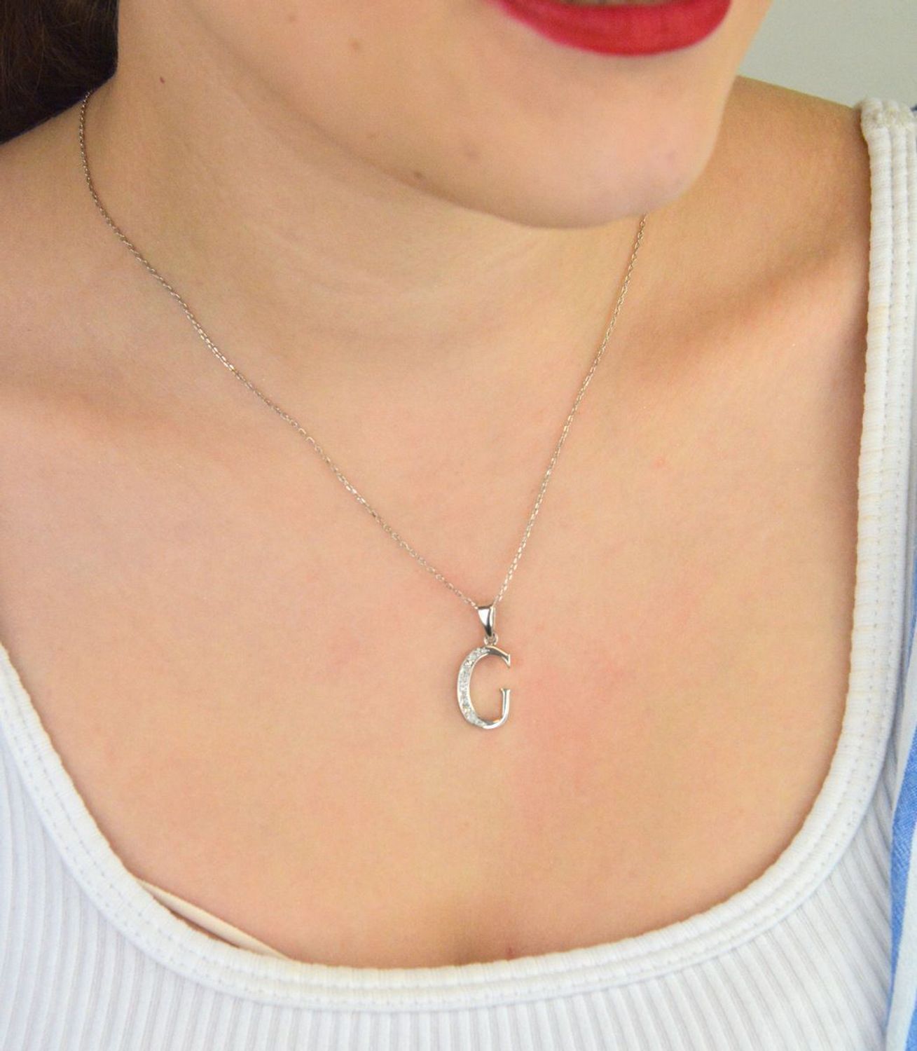 Zawieszka srebrna 925 AP17-0206 G – literka G zdobiona cyrkoniami. Wymiary 2,5x1,0 cm, waga 1,20 g. Elegancka, subtelna biżuteria z przesłaniem – idealna na prezent.1.jpg